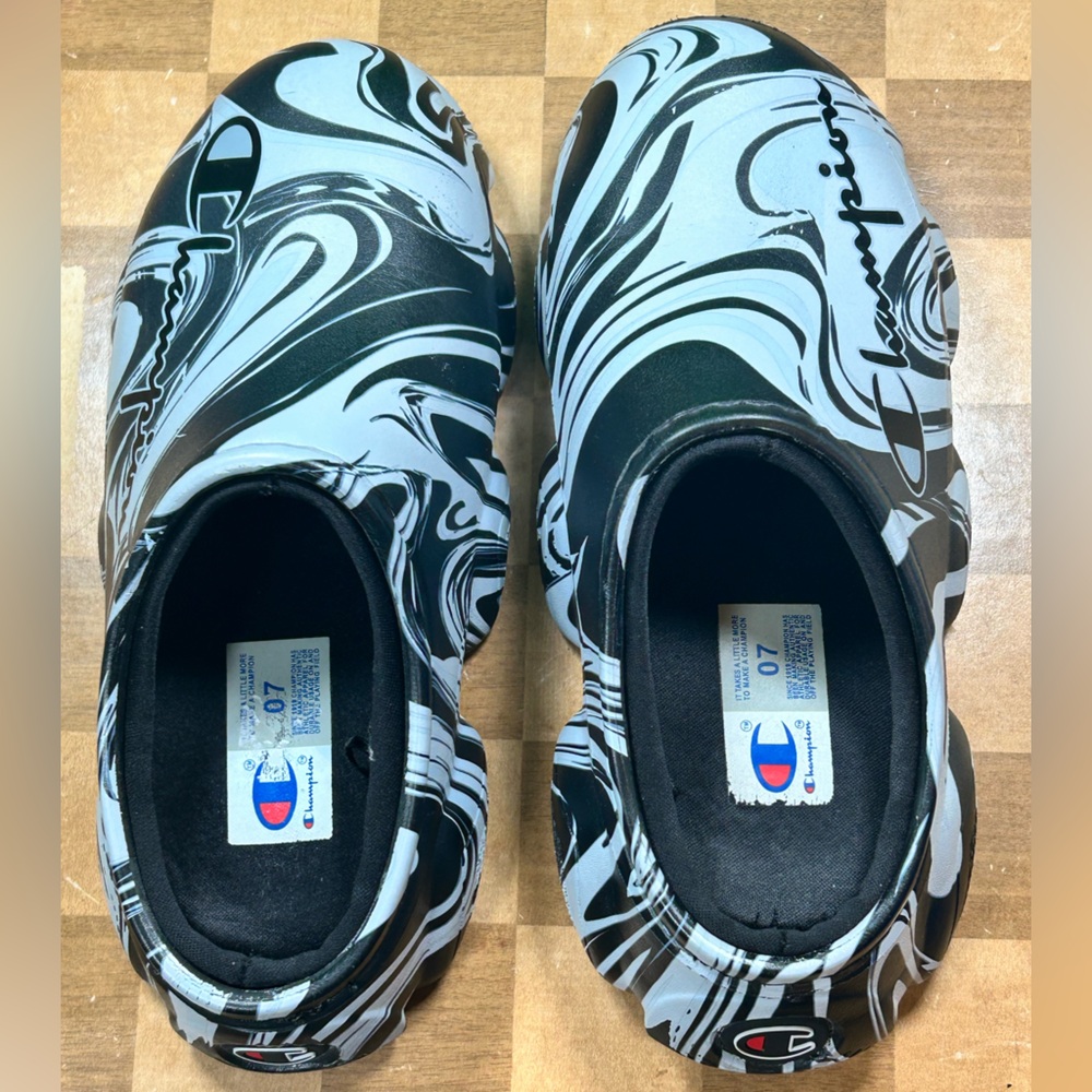 Champion Kids Blk/Wht Swirl Pattern Slippers Boy Sz. 5 / Women Sz. 7
